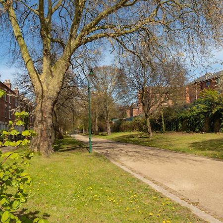 Limpenny Studio Apartment - Work Friendly And Outstanding Garden Studio Close To City Centre Nottingham Bagian luar foto