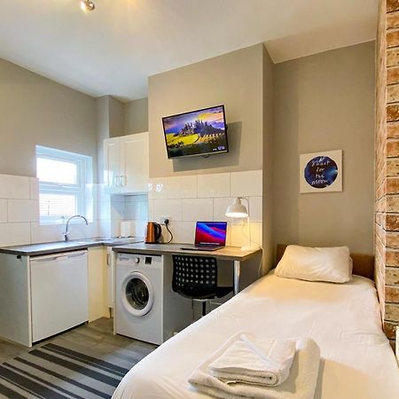 Limpenny Studio Apartment - Work Friendly And Outstanding Garden Studio Close To City Centre Nottingham Bagian luar foto