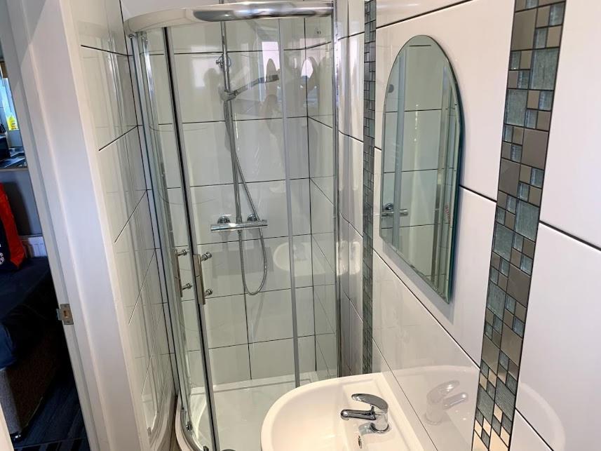 Limpenny Studio Apartment - Work Friendly And Outstanding Garden Studio Close To City Centre Nottingham Bagian luar foto