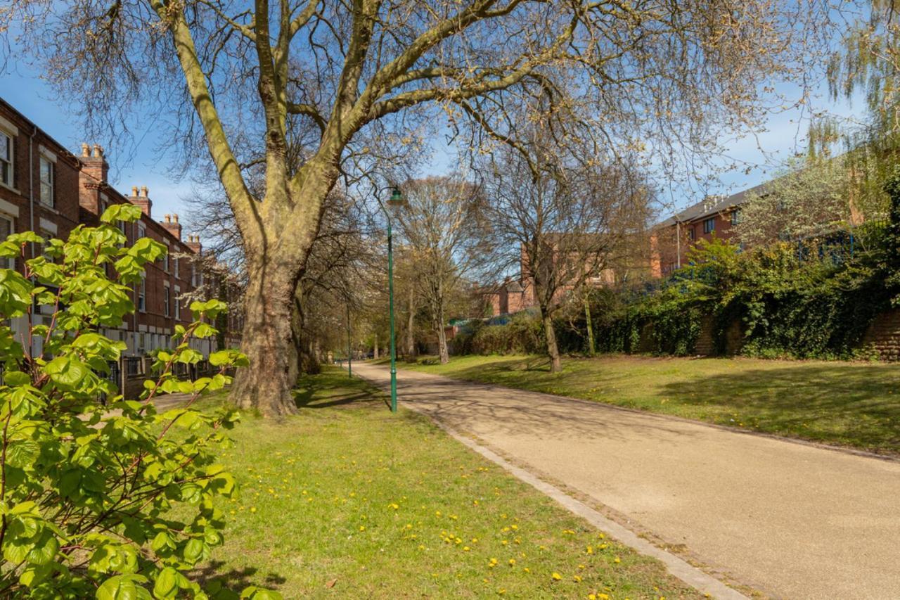 Limpenny Studio Apartment - Work Friendly And Outstanding Garden Studio Close To City Centre Nottingham Bagian luar foto