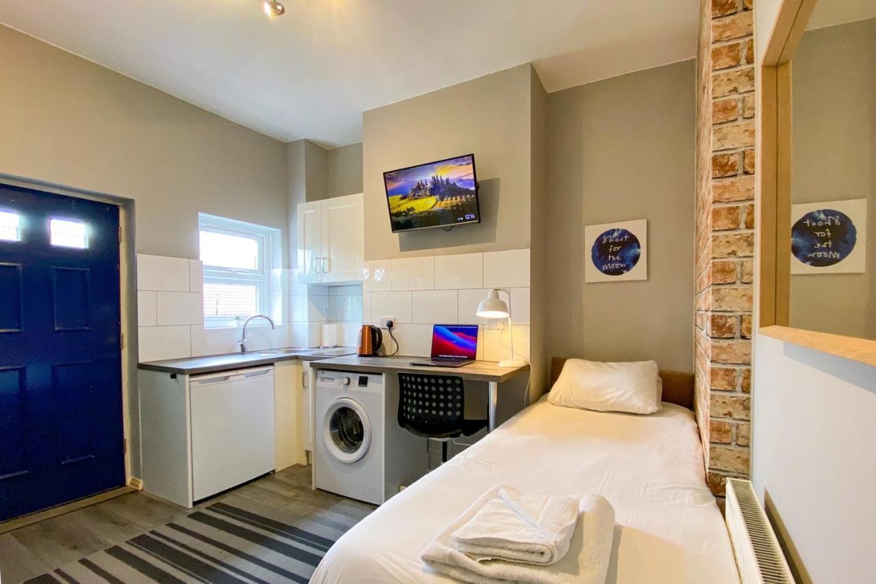 Limpenny Studio Apartment - Work Friendly And Outstanding Garden Studio Close To City Centre Nottingham Bagian luar foto